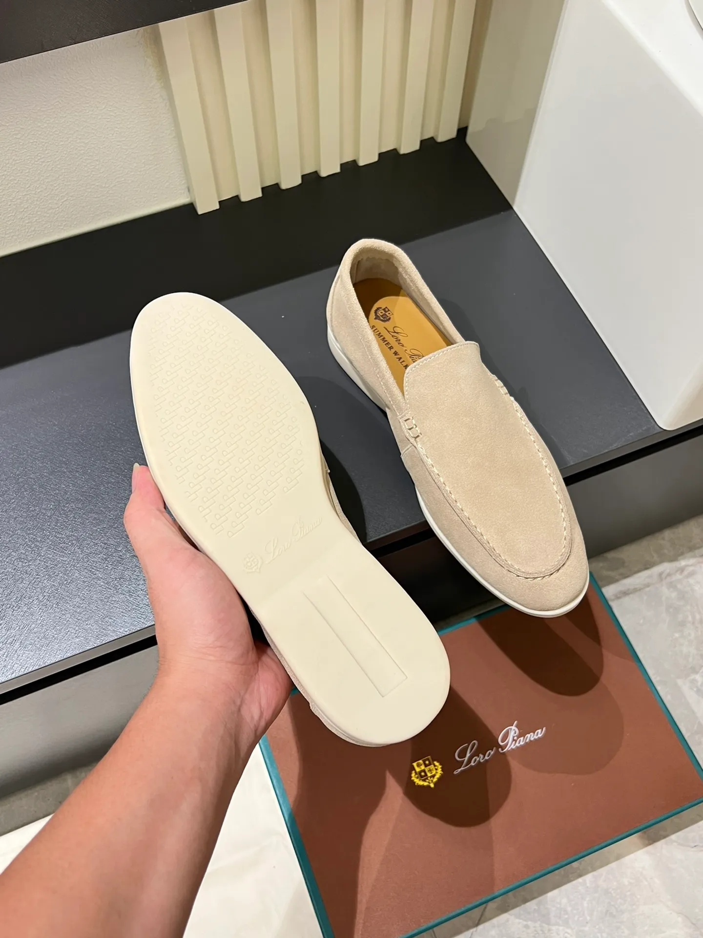 Men's shoes 💰p360 "Loro men's shoes 💰pian'*" Classic L men's shoes for couples 💰p Top version British flat loafers, a must-have item in old money style, the minimalist design is eye-catching and durable, a plus point for dressing The soft foot feel and texture are outstanding. They don’t scratch your feet and are very nice. They are matched with soft and waxy soles. They can be worn daily for a long time without getting tired. They are easy to wear, versatile and classic items, with perfect foot feel and texture! Imported cashmere fabric, the lining is made of imported A-grade water-dyed cow lining, the top version of the genuine leather midsole is sewn with pure handmade mark thread! Size: Female 35-40 (34. Customized) Male 38-44 (45.46. Customized)